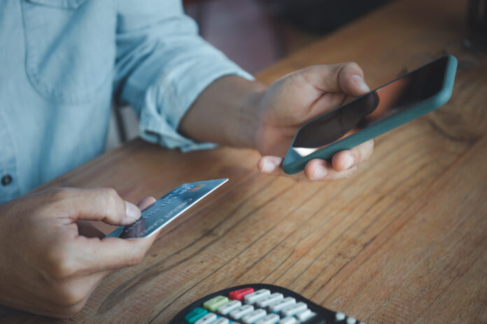 Atenție la schema „Abonamentul”! Românii sunt lăsați fără bani și telefoane mobile