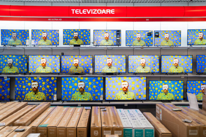 Artă digitală creată cu ajutorul Inteligenței Artificiale (IA), expusă pe televizoarele din Media Galaxy Brașov