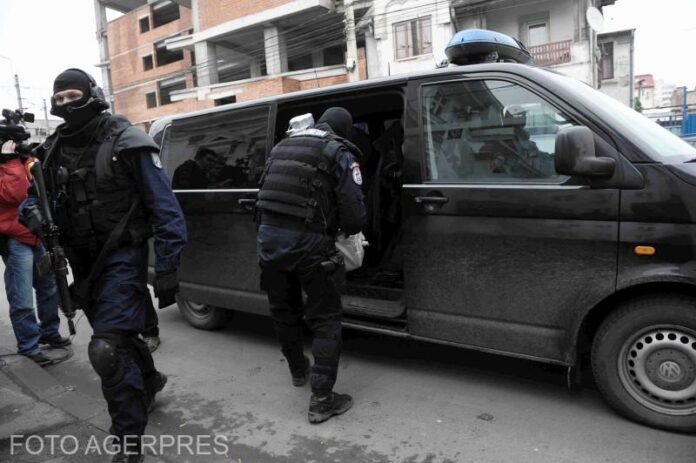Brașov: Un traficant de droguri a avariat mașina poliției