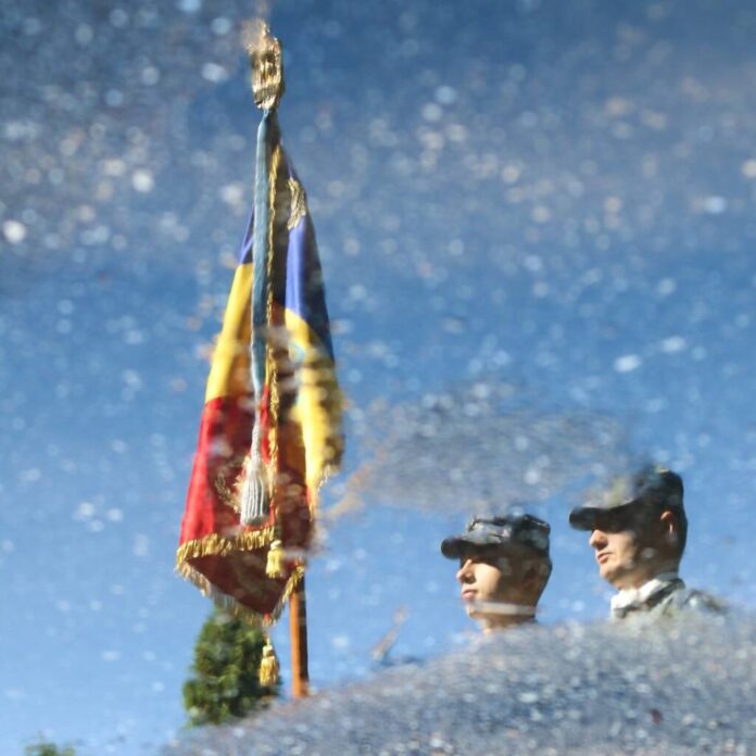 Studenții din anul I ai Academiei Forţelor Aeriene „Henri Coandă” depun jurământul militar în Piaţa Sfatului