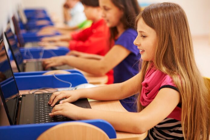 (P) Top 4 cele mai populare cursuri de programare pentru copii