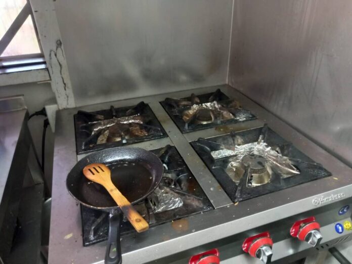 Amendă, avertisment, activități oprite temporar, după ce Protecția Consumatorilor a vizitat Grătar Food SRL Brașov.