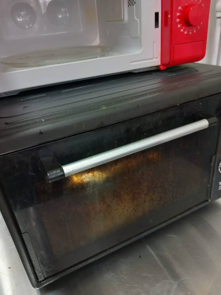 Amendă, avertisment, activități oprite temporar, după ce Protecția Consumatorilor a vizitat Grătar Food SRL Brașov.