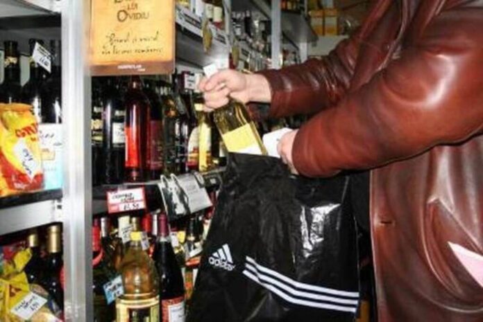 Brașov: A mâncat direct din raft, dar a vrut și băutura tot din furat