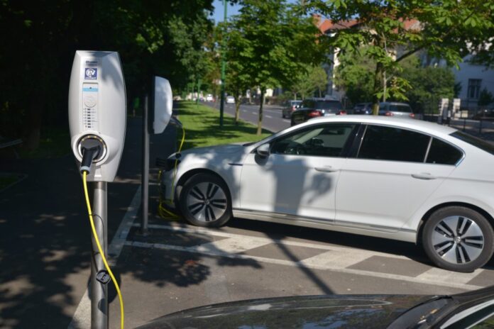 Încă 15 stații de încărcare a mașinilor electrice și a celor hibrid cu sistem plug-in, instalate în Brașov
