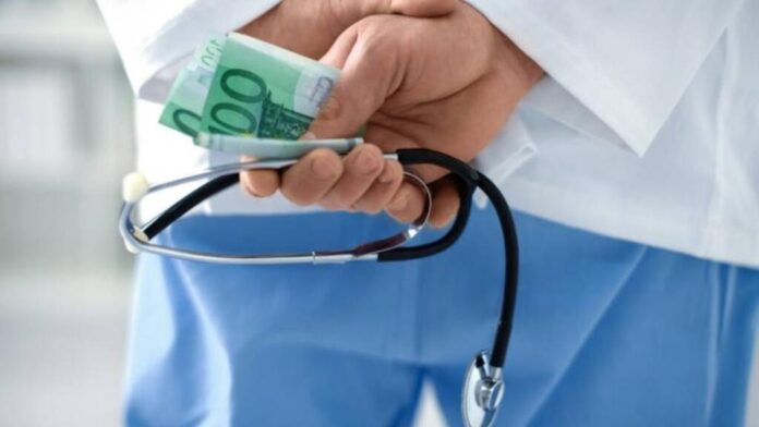 Brașov: profesor reținut pentru mită la o postliceală sanitară privată