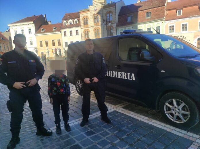 Un copil rătăcit în Piața Sfatului a fost ajutat de jandarmi să-și găsească grupul cu care se afla în excursie în Brașov