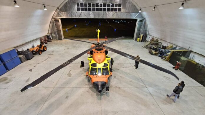 Primul elicopter BlackHawk, destinat gestionării situațiilor de urgență, a ajuns în România