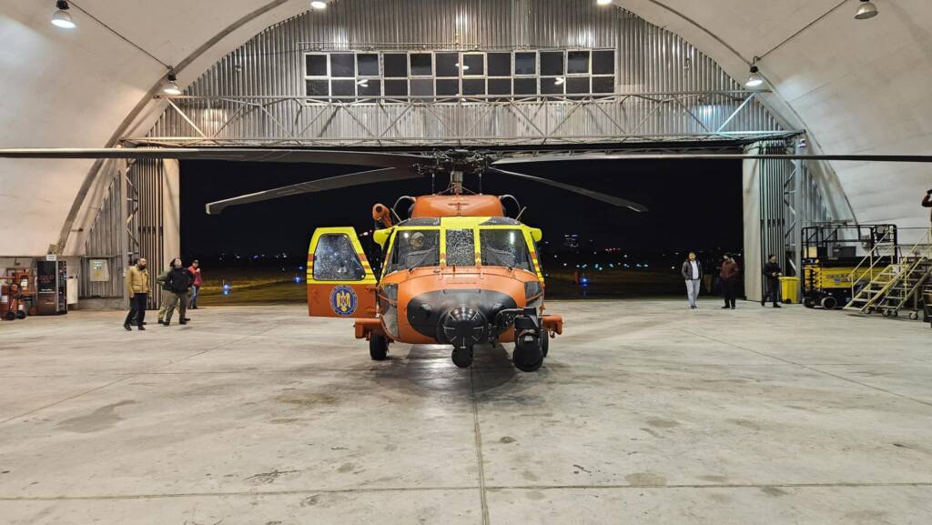 Primul elicopter BlackHawk, destinat gestionării situațiilor de urgență, a ajuns în România