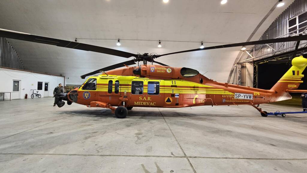 Primul elicopter BlackHawk, destinat gestionării situațiilor de urgență, a ajuns în România