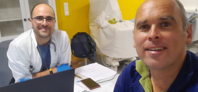 Pe banii lui și după 7 ani de muncă: Un francez demonstrează că putem avea asistență medicală la țară