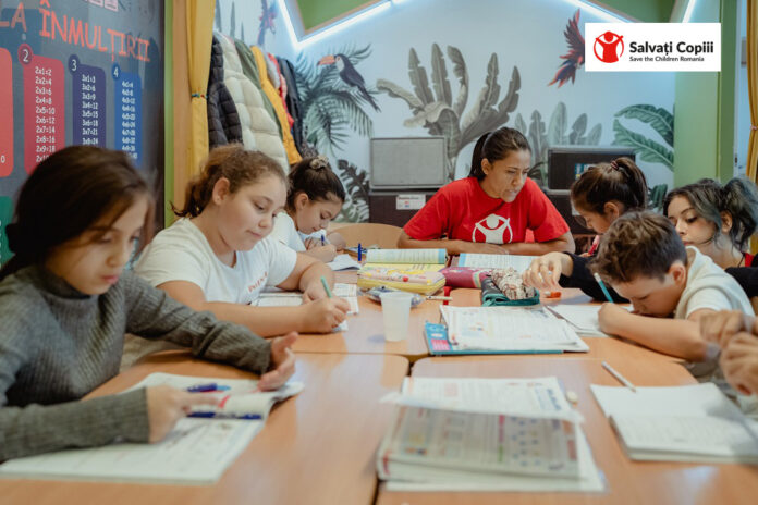 Salvați Copiii: 1 din 20 de copii din Regiunea Centru are părinți plecați la muncă în străinătate. Aproape 40% dintre acești copii sunt din Brașov și Mureș