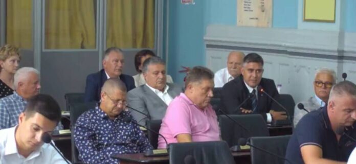 Plenul Consiliului Județean Brașov trebuie să decidă! Președintele Consiliului de Administrație al Aeroportului Brașov este incompatibil?