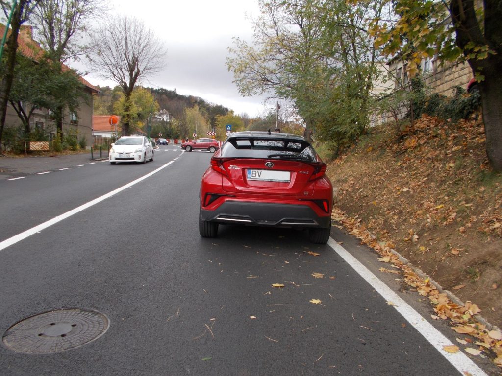 Brașov: 146 de autoturisme care reprezentau un risc pentru siguranța traficului pietonal și rutier, ridicate de pe domeniul public