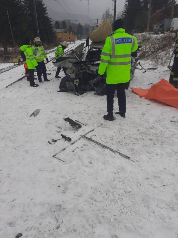 Mașină zdrobită de trenuri între Bușteni și Sinaia