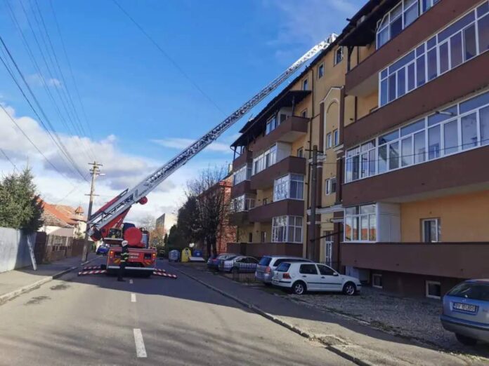 Acoperișul unui bloc din municipiul Făgăraș