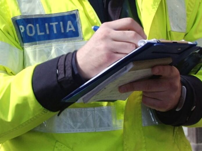 Un motociclist fără permis, cu motocicleta neînmatriculată, oprit de polițiști
