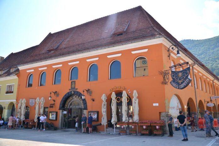 Cerbul Carpatin din Piața Sfatului a fost redat comunității brașovene.
