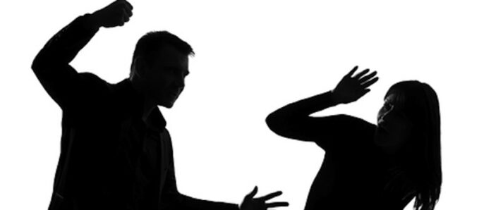 Dosar penal pentru un bărbat care și-a agresat fosta concubină. Victima a refuzat emiterea unui ordin de protecție