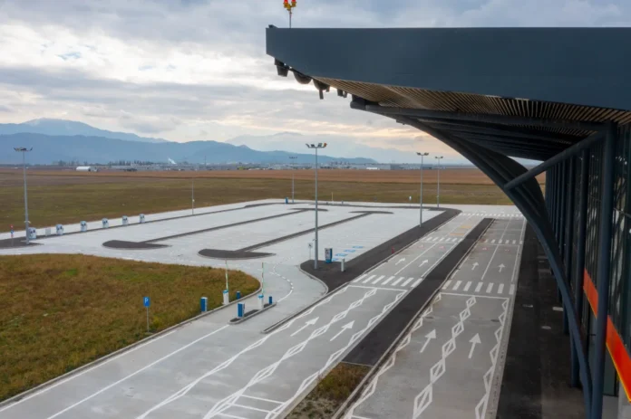 Ca o glumă proastă: ultima zi de parcare gratuită la Aeroportul Brașov