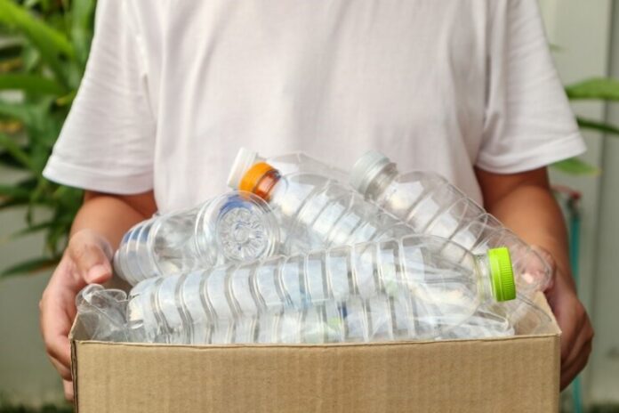 O sticlă de plastic refolosită are mai multe bacterii decît farfuria căţelului