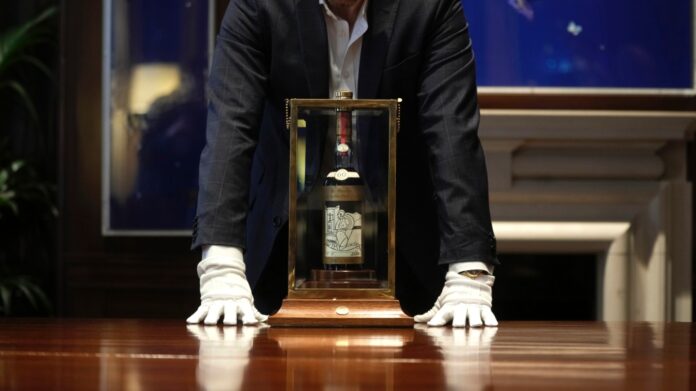 O sticlă de whisky de tip Scotch s-a vândut la o licitație cu 2,7 milioane de dolari
