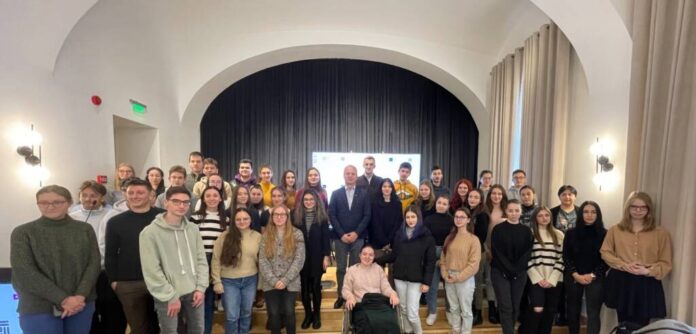 64 de studenți ai Universității Transilvania din Brașov au primit câte un laptop gratuit