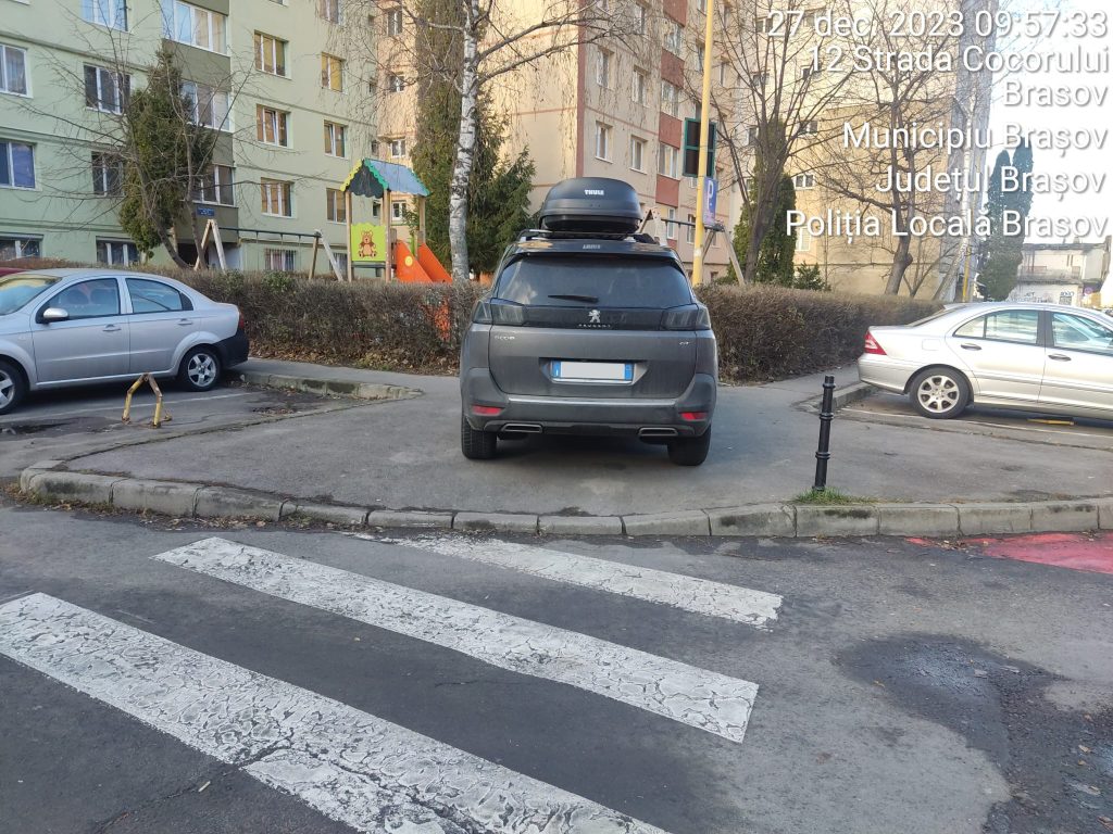 Brașov: Peste 400 de vehicule care reprezentau un risc pentru siguranța traficului pietonal și rutier au fost ridicate de pe domeniul public