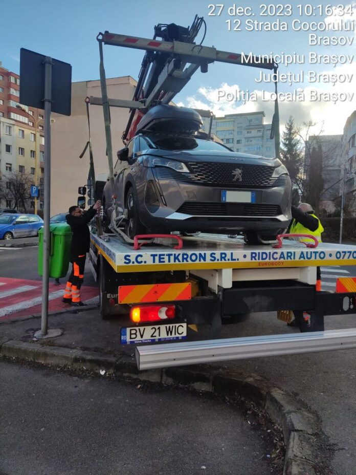 Brașov: Peste 400 de vehicule care reprezentau un risc pentru siguranța traficului pietonal și rutier au fost ridicate de pe domeniul public