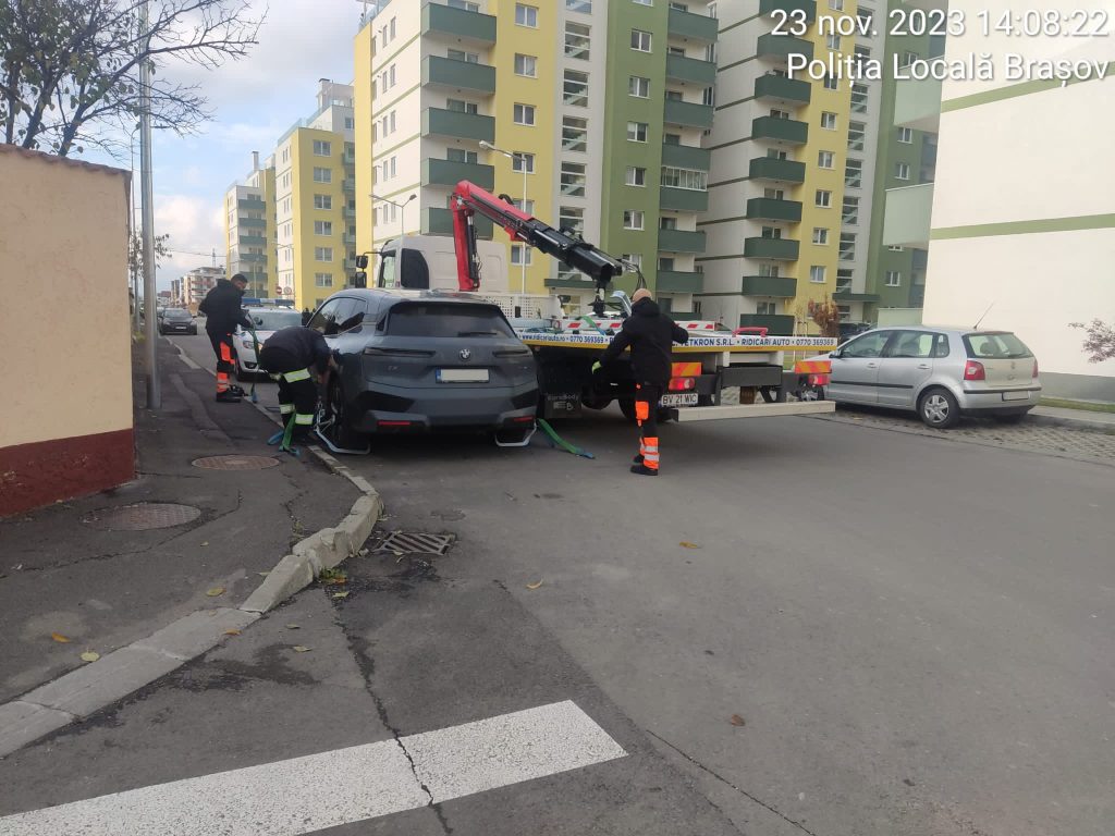 Brașov: Peste 400 de vehicule care reprezentau un risc pentru siguranța traficului pietonal și rutier au fost ridicate de pe domeniul public