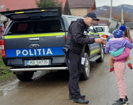 Polițiștii de la Biroul pentru Protecția Animalelor Brașov, în Budila, cu informații și cadouri