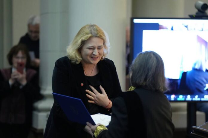 Artistul brașovean Luminița Gliga a primit premiul Academiei Române