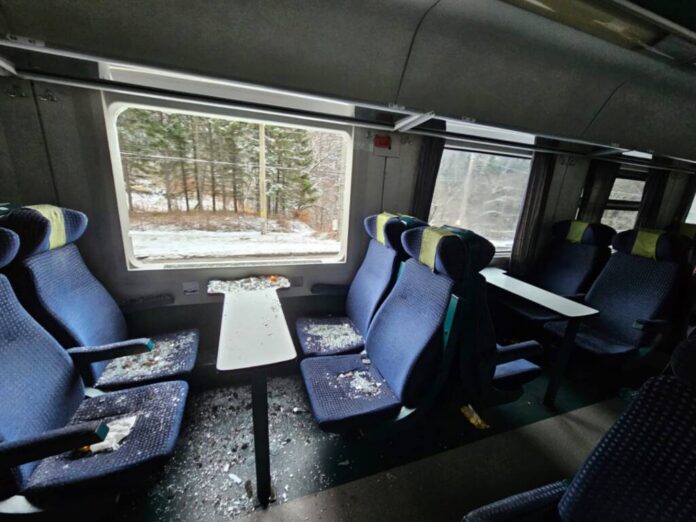 Trei persoane au ajuns la spital după ce pantograful unui tren s-a rupt