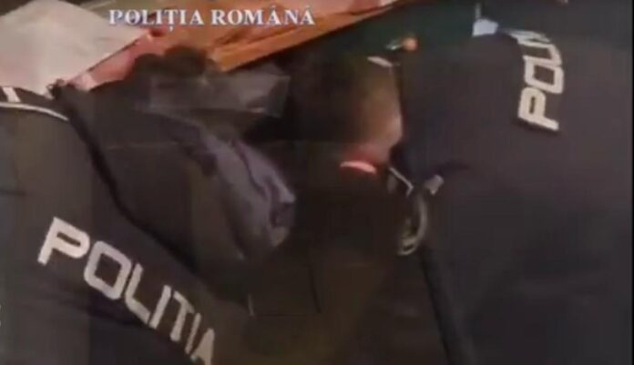 Descinderi cu mascații la comercianți ilegali de articole pirotehnice