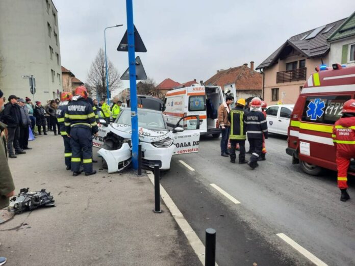  O mașină a unei școli de șoferi s-a înfipt într-un stâlp