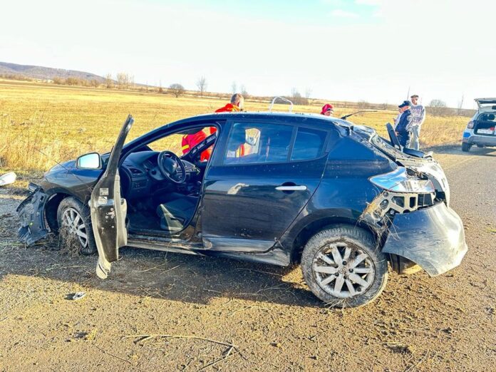 Accident rutier lîngă Brașov: Un autoturism s-a răsturnat
