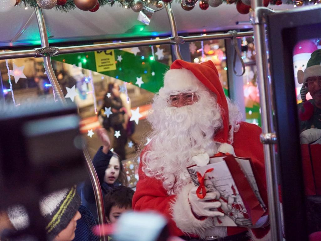 „Decembrie de poveste la Brașov“: Moș Crăciun vine în Piața Sfatului; „Autobuzul lui Moș Crăciun“ intră în circulație