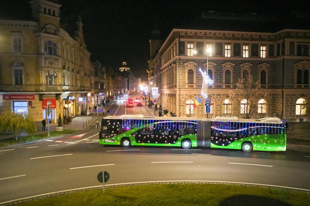 „Decembrie de poveste la Brașov“: Moș Crăciun vine în Piața Sfatului; „Autobuzul lui Moș Crăciun“ intră în circulație