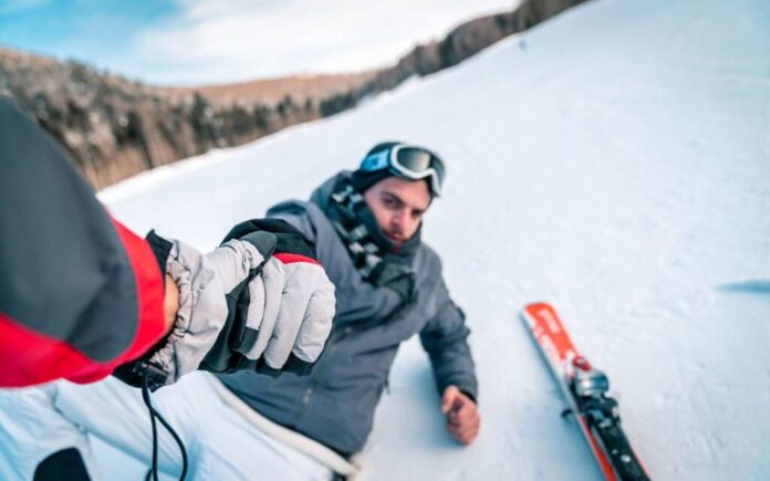 Salvamont Brașov te învață să te ferești pe pârtie de schiorii și snowboarderii indisciplinați