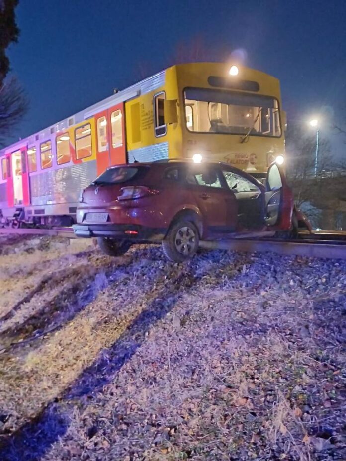 Un autoturism a ajuns sub un tren la Brașov