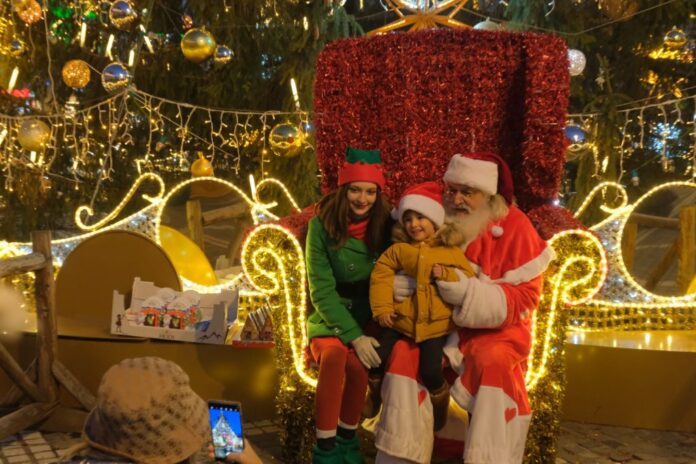 „Decembrie de poveste la Brașov“: Moș Crăciun vine în Piața Sfatului; „Autobuzul lui Moș Crăciun“ intră în circulație