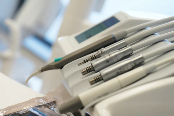 Sigilare gratuită a molarilor de 6 ani pentru copiii din clasele pregătitoare din Brașov