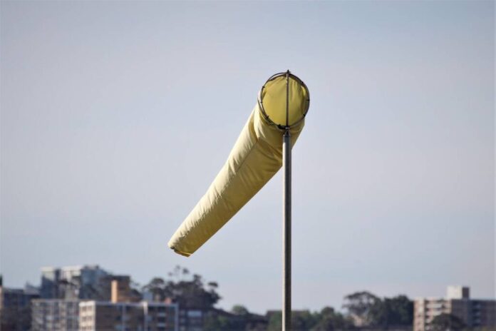 Avertizare meteorologică: Cod galben de vânt puternic prelungit