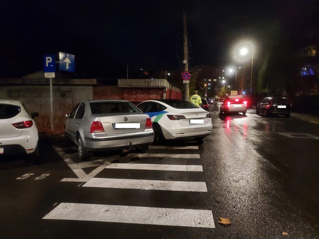 Brașov: 500 de autoturisme au fost ridicate de pe domeniul public pentru că puneau în pericol siguranța pietonilor și a celorlalți șoferi