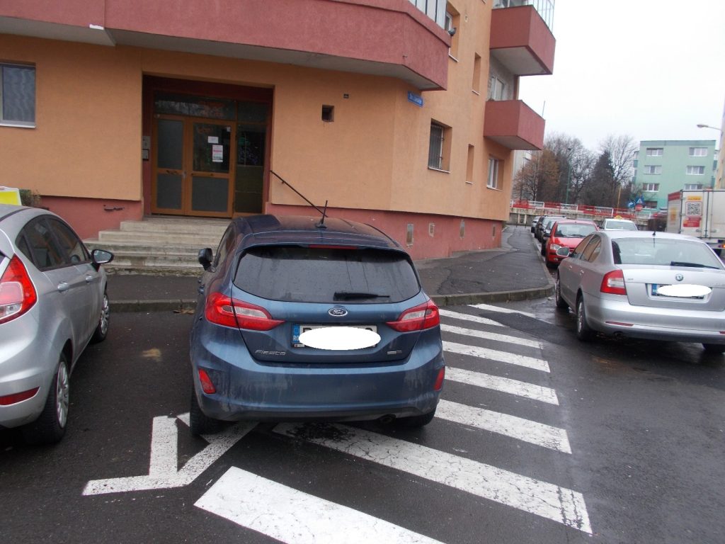 Brașov: 500 de autoturisme au fost ridicate de pe domeniul public pentru că puneau în pericol siguranța pietonilor și a celorlalți șoferi