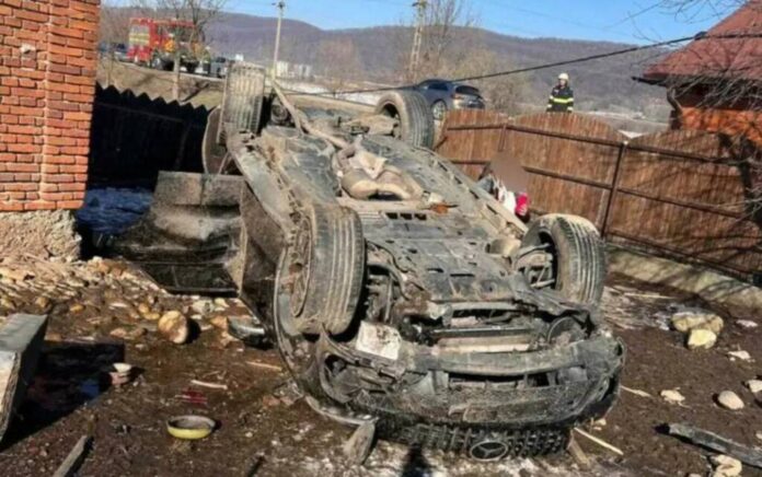 Doi răniţi, după ce un autoturism a ieşit de pe şosea