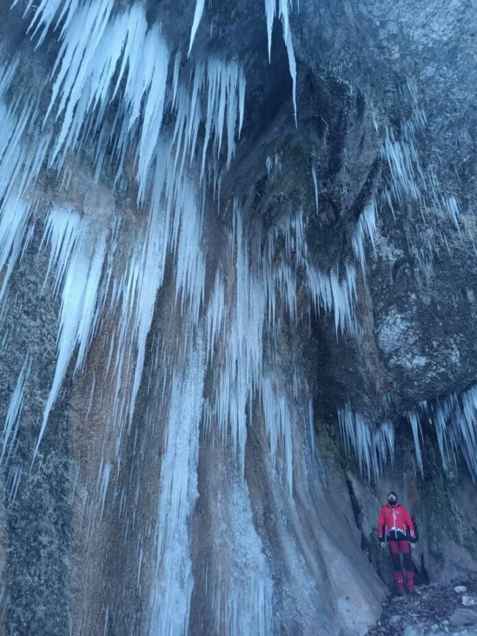 FOTO: Cascada 7 Scări, înghețată
