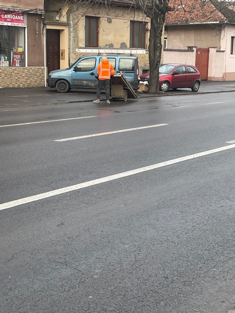 FOTO: Un bărbat care ridica și transporta ilegal deșeuri în Brașov, amendat cu 30.000 lei