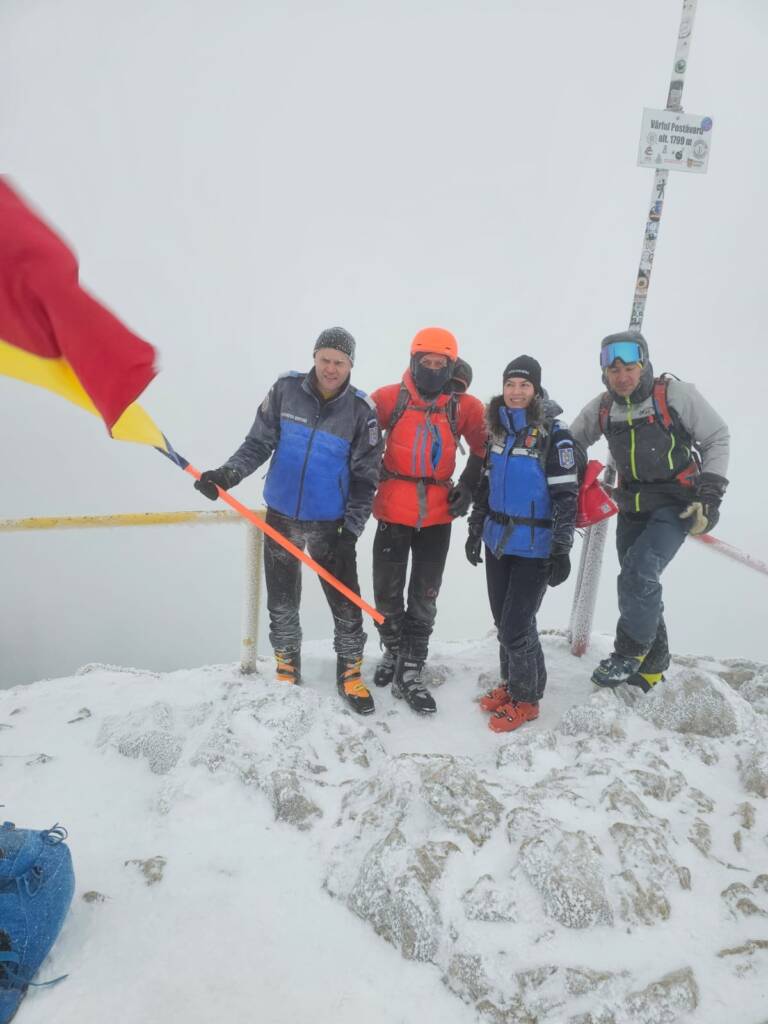 VIDEO: Jandarmii au schimbat drapelul de pe Vârful Postăvarul