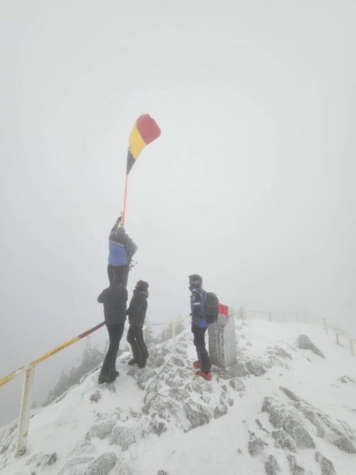 VIDEO: Jandarmii au schimbat drapelul de pe Vârful Postăvarul